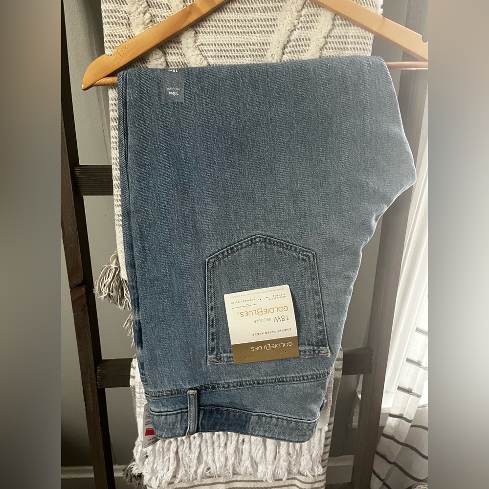 Women’s Size 18W Reg Cheeky Tapper Ankle
Goldie Blues By Maurice’s Denim Jeans